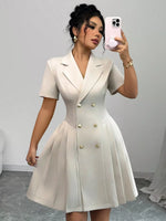 Robe Blazer Croisée à Jupe Plissée — Boutons Dorés