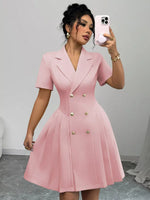 Robe Blazer Croisée à Jupe Plissée — Boutons Dorés
